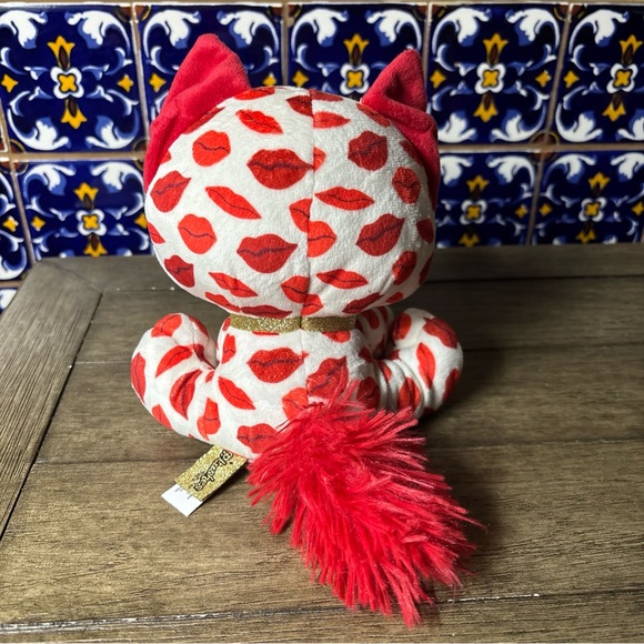 3 pc Valentine’s Day lot, Heart ornaments, Plush cat (used), and napkins - Picture 7 of 15